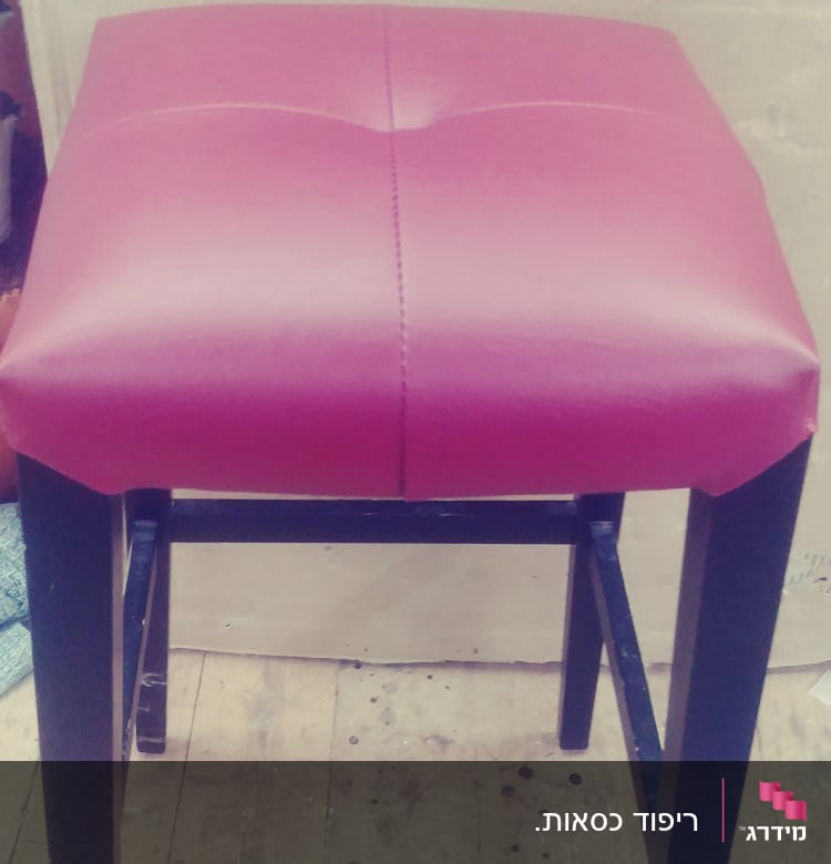 שרפרף מרופד באדום עם רגליים שחורות